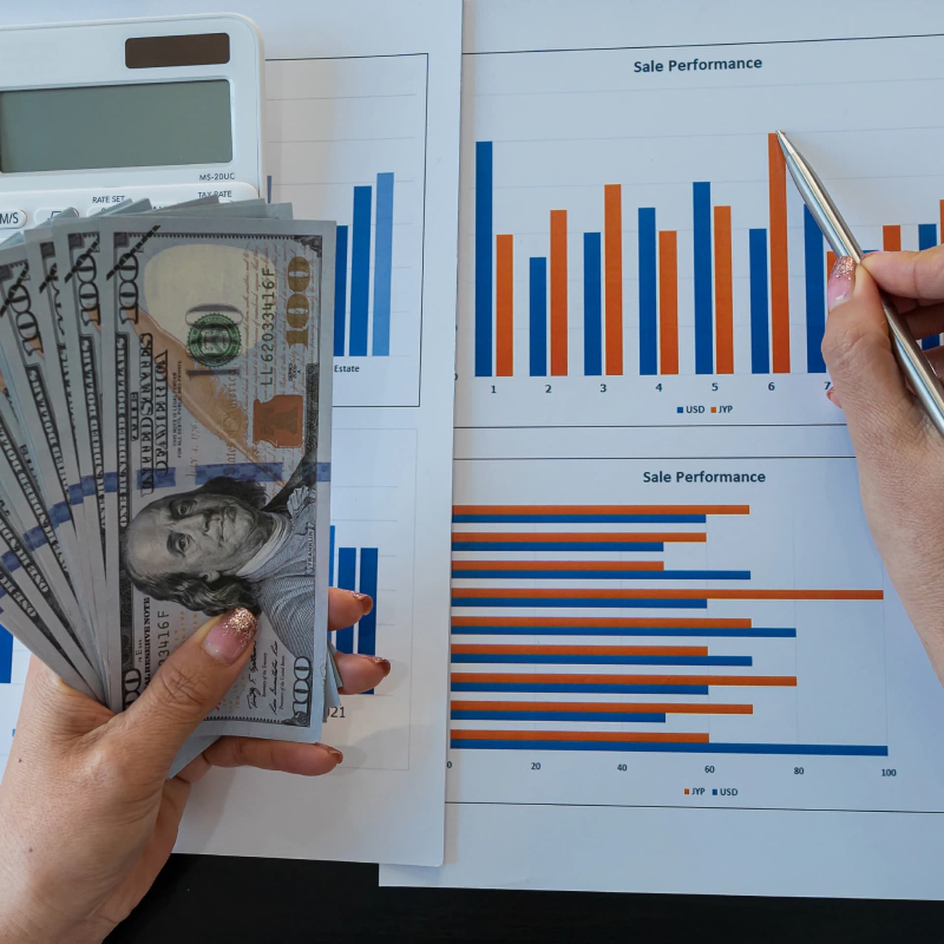 Persona revisando el reporte de beneficios de su LLC